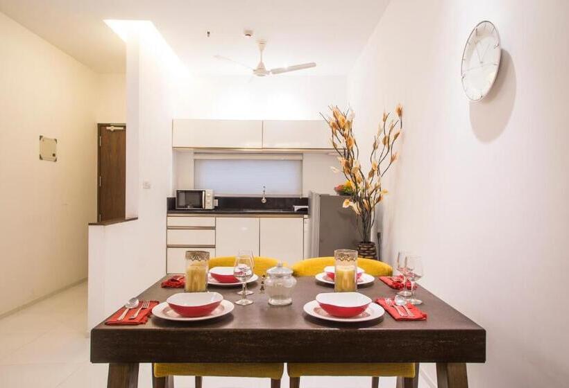 Suite with lake view, Kent Baywatch Suites