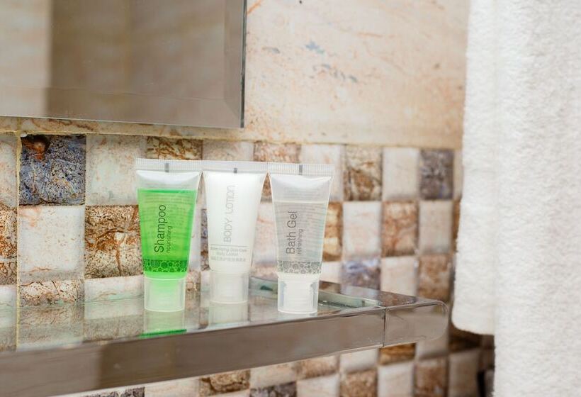 اتاق لوکس, The Capital Ltd