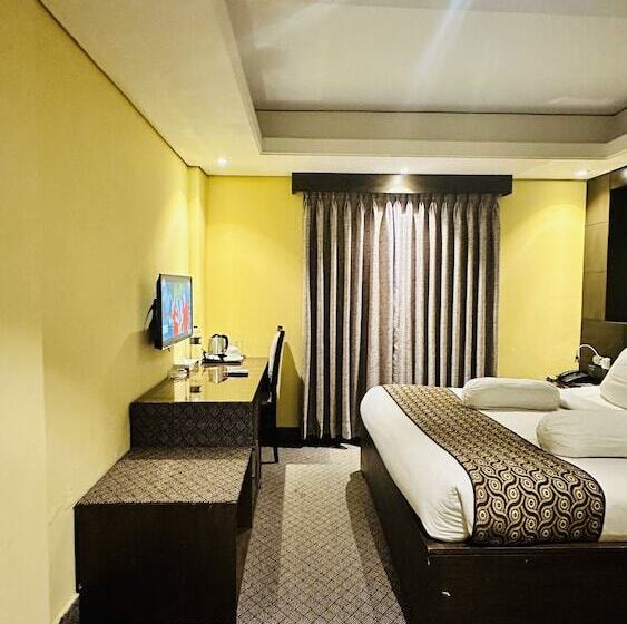 اتاق لوکس, The Capital Ltd