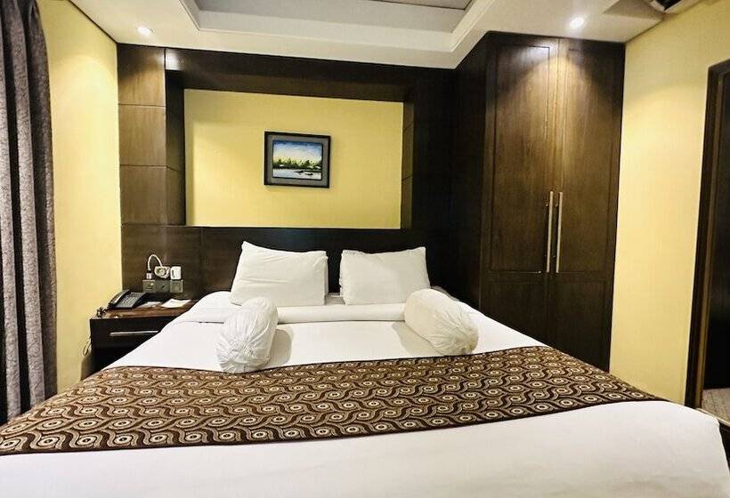 اتاق لوکس, The Capital Ltd