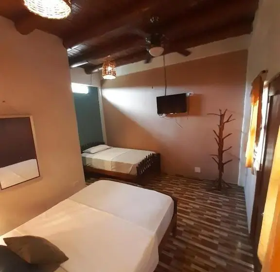 اتاق استاندارد سه تخته با چشمانداز استخر, Weekendhostal