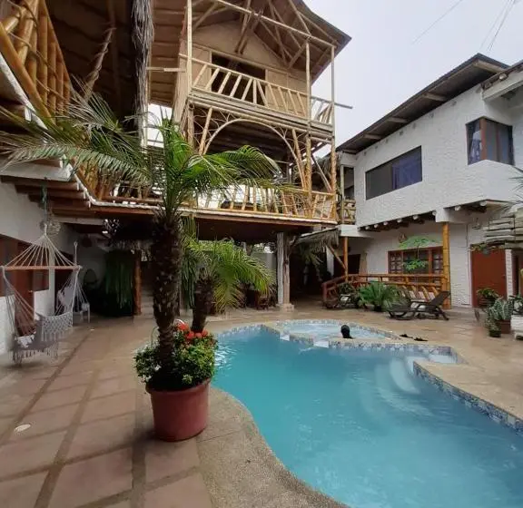 اتاق استاندارد سه تخته با چشمانداز استخر, Weekendhostal