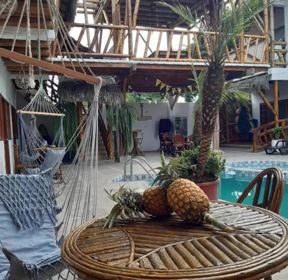 اتاق استاندارد سه تخته با چشمانداز استخر, Weekendhostal