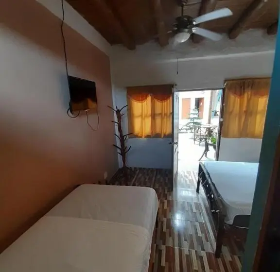 اتاق استاندارد سه تخته با چشمانداز استخر, Weekendhostal