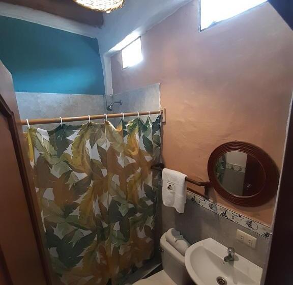 اتاق استاندارد سه تخته با چشمانداز استخر, Weekendhostal