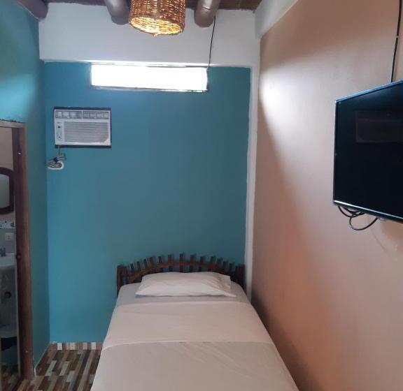 Трехместный Номер Стандарт Вид на Бассейн, Weekendhostal