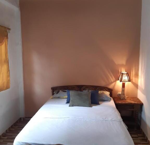 חדר סטנדרט לשלושה עם נוף לבריכה, Weekendhostal