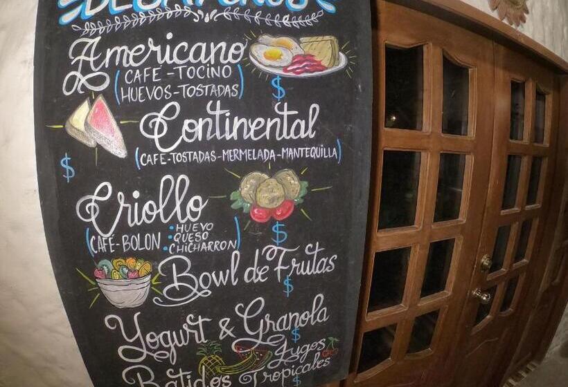 اتاق استاندارد چهارنفره با بالکن, Weekendhostal