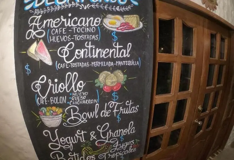 اتاق استاندارد چهارنفره با بالکن, Weekendhostal