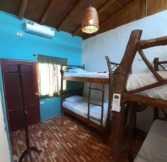 اتاق استاندارد چهارنفره با بالکن, Weekendhostal