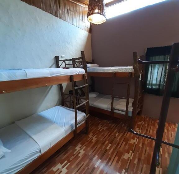 اتاق استاندارد چهارنفره با بالکن, Weekendhostal