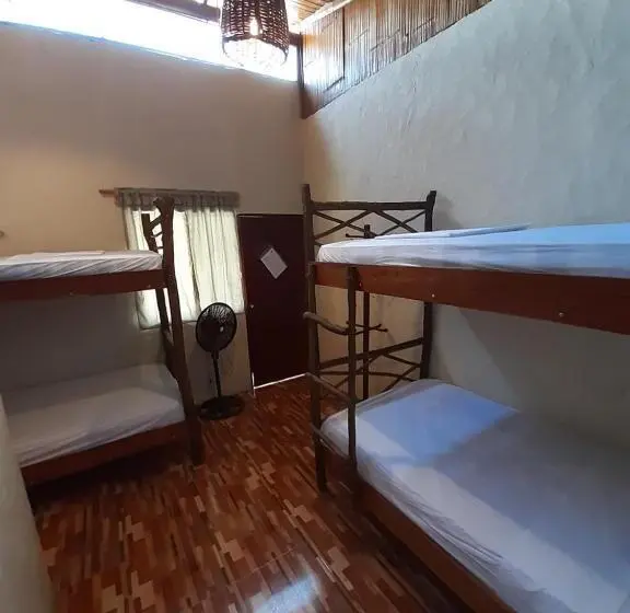 اتاق استاندارد چهارنفره با بالکن, Weekendhostal