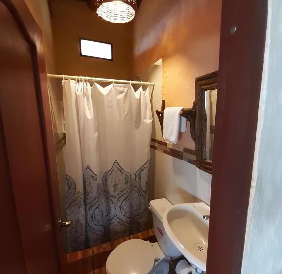 اتاق استاندارد چهارنفره با بالکن, Weekendhostal