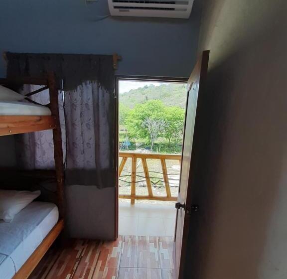 חדר לארבעה סטנדרטי עם מרפסת, Weekendhostal