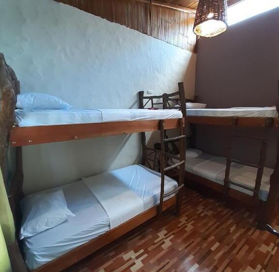اتاق استاندارد چهارنفره با بالکن, Weekendhostal