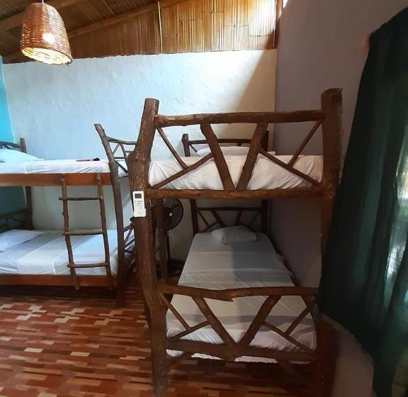 اتاق استاندارد چهارنفره با بالکن, Weekendhostal