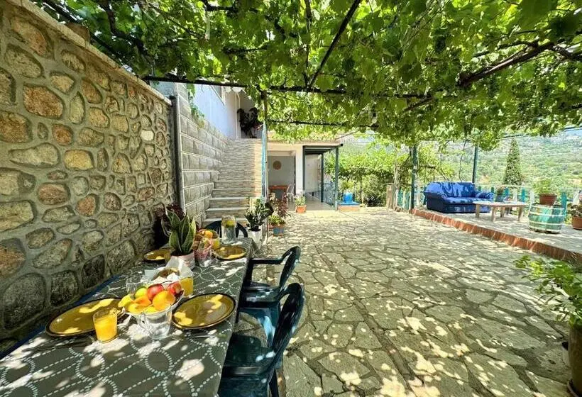 اتاق خانوادگی با چشم‌انداز دریا, Boungainvillea