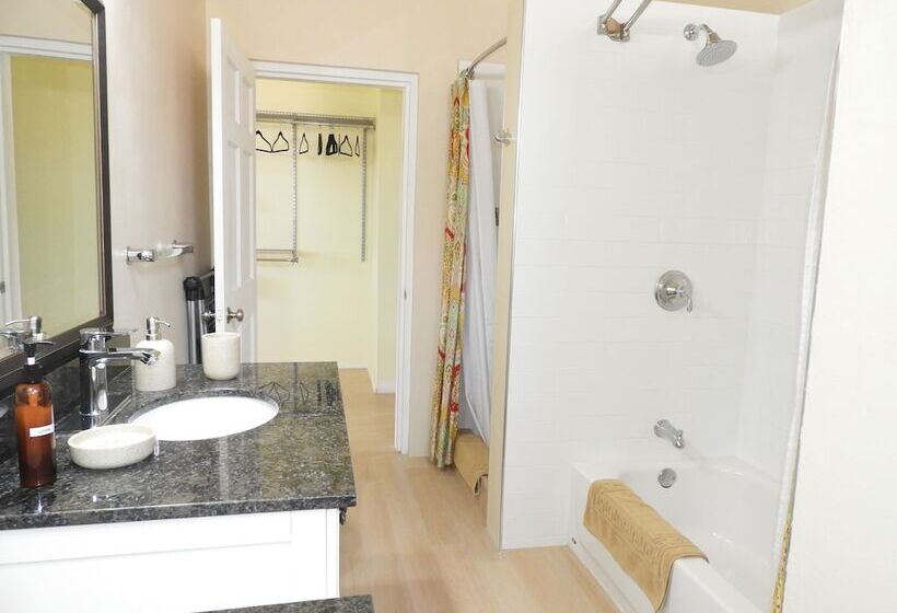 استودیوی سوپریور, Keep Cool Guesthouse