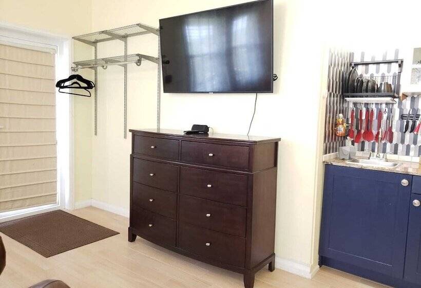 استودیوی سوپریور, Keep Cool Guesthouse