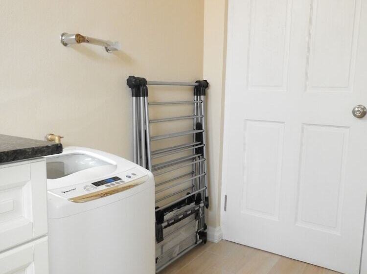 استودیوی سوپریور, Keep Cool Guesthouse