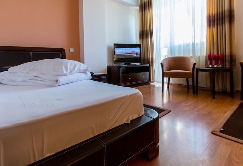 标准三人间, Dumbrava