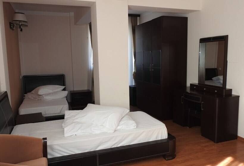 标准三人间, Dumbrava