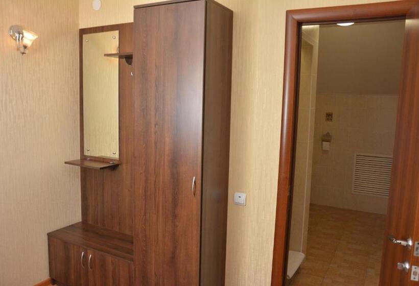 اتاق راحتی سه تخته, Tropicana Inn