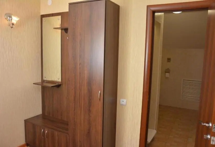 اتاق راحتی سه تخته, Tropicana Inn