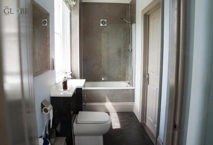 סוויטה משפחתית, The Globe Angle