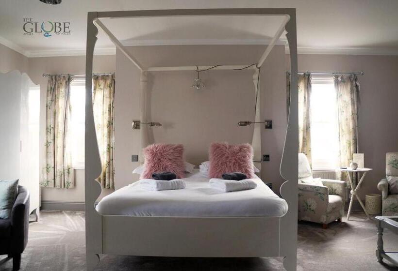 סוויטה משפחתית, The Globe Angle