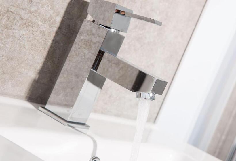 חדר סטנדרט, The Globe Angle