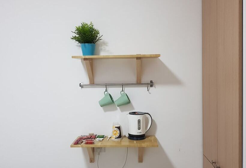 Basic Oda, Airport Guest House