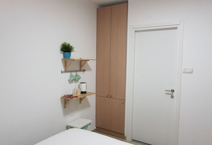 Basic Oda, Airport Guest House