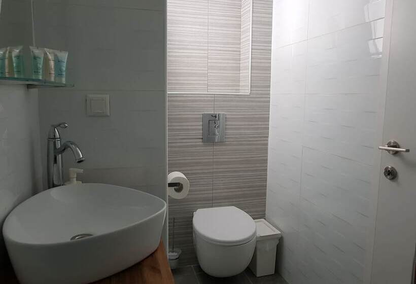 Basic Oda, Airport Guest House