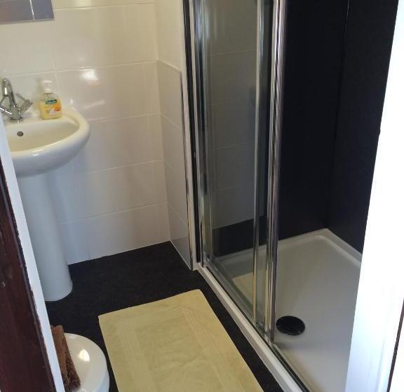 غرفة عائلية, Stone Cottage