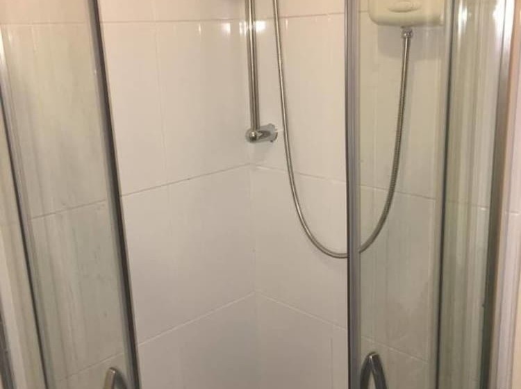 غرفة عائلية, Stone Cottage