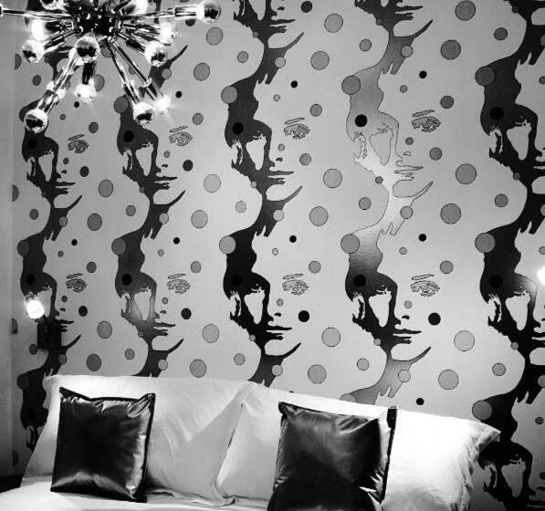 Люкс, The Roxbury