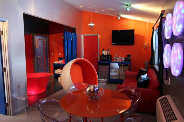 Люкс, The Roxbury