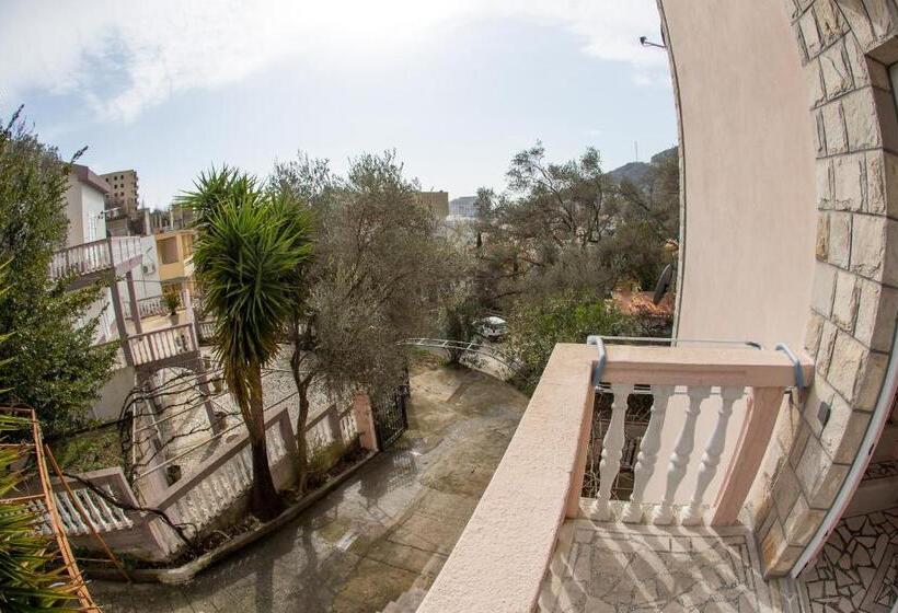 اتاق اکونومی, Guest House Almond