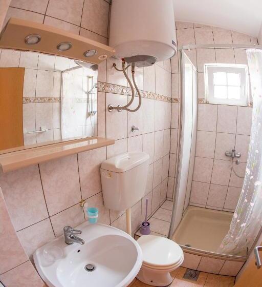 اتاق اکونومی, Guest House Almond