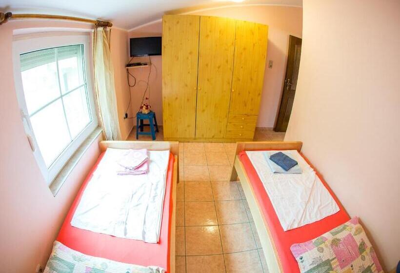 اتاق اکونومی, Guest House Almond