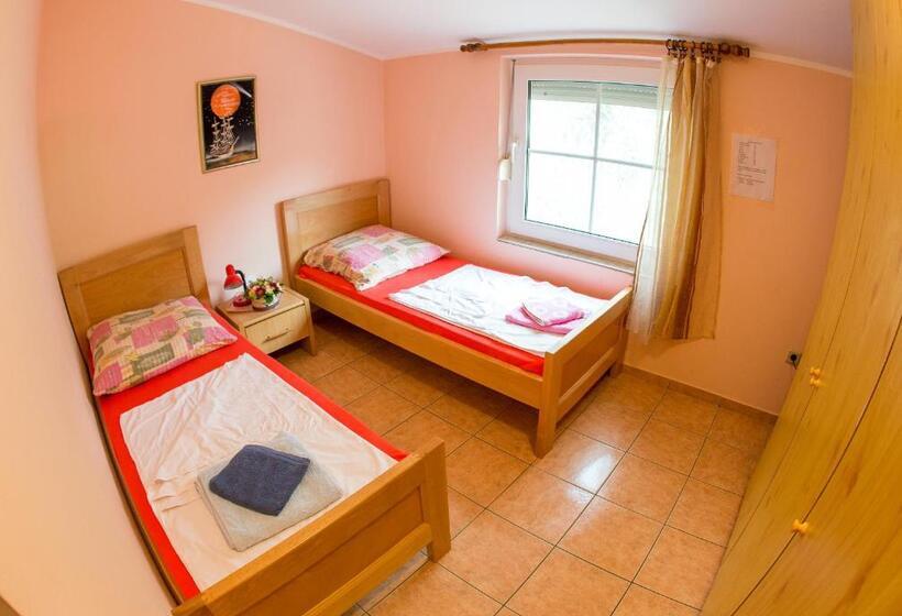 اتاق اکونومی, Guest House Almond