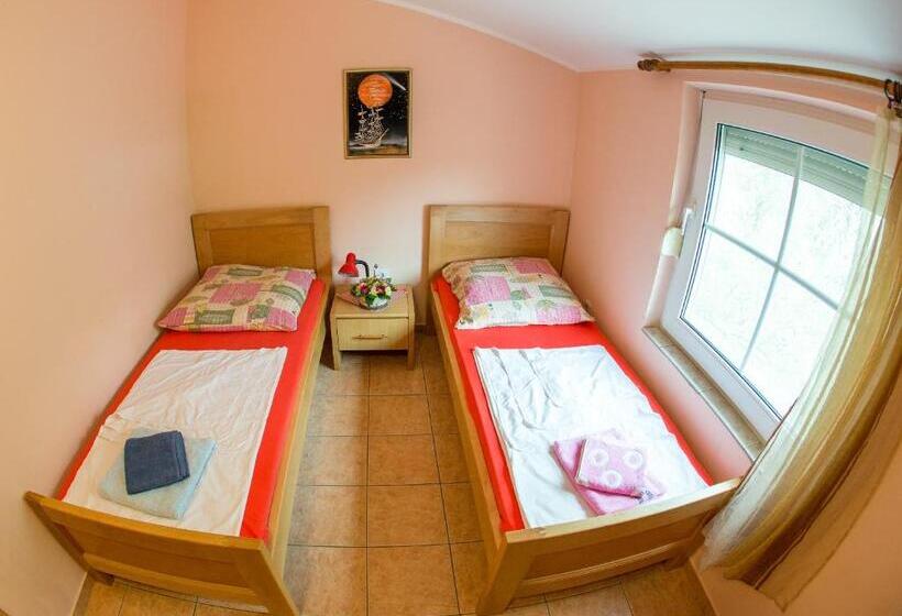 اتاق اکونومی, Guest House Almond