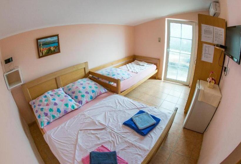 Economy Triple Room, Guest House Almond