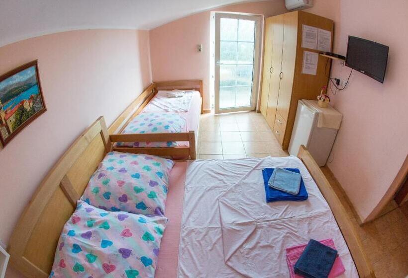 Economy Triple Room, Guest House Almond