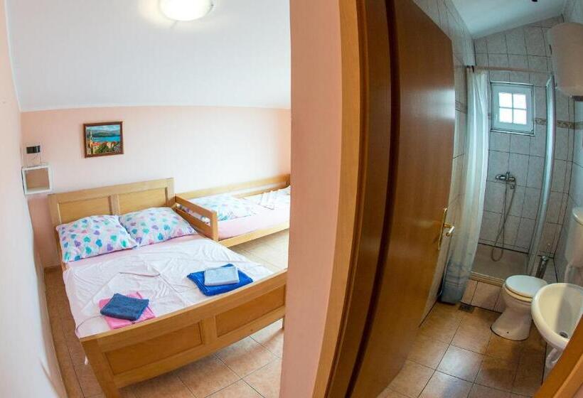 Economy Triple Room, Guest House Almond