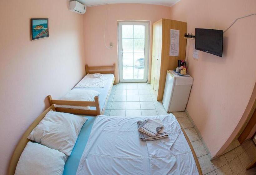 Economy Triple Room, Guest House Almond