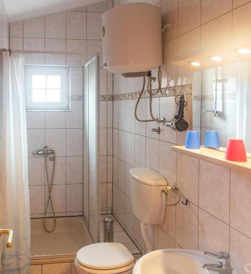 Economy Triple Room, Guest House Almond