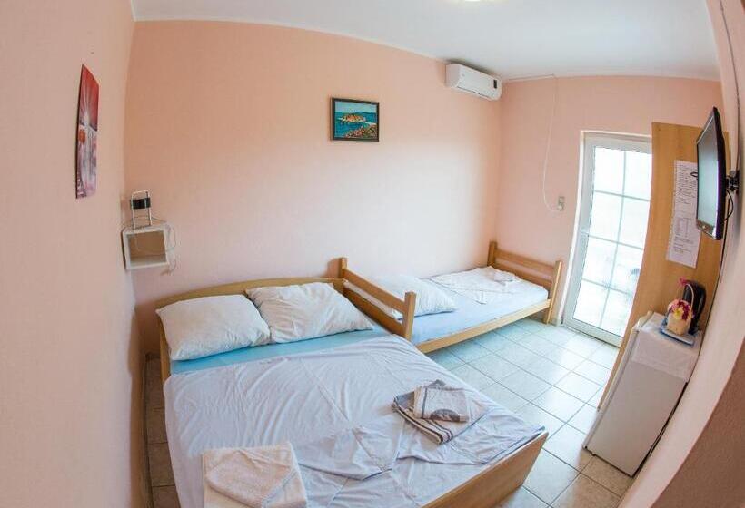 Economy Triple Room, Guest House Almond