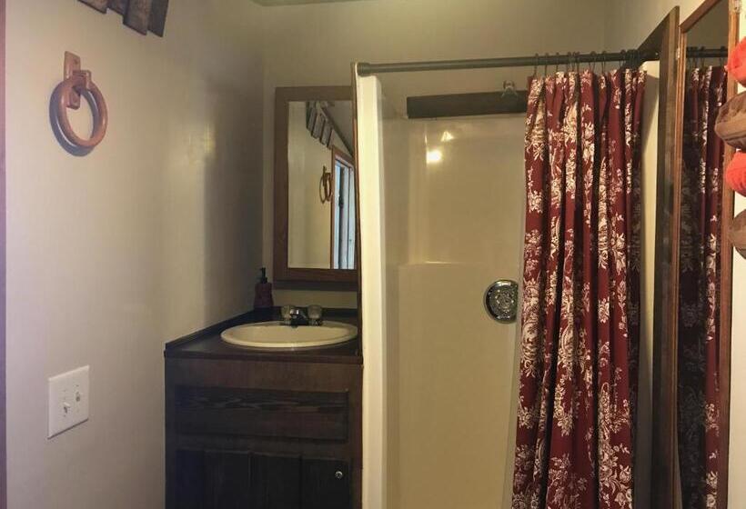 غرفة قياسية, Hollis Creek Cabin